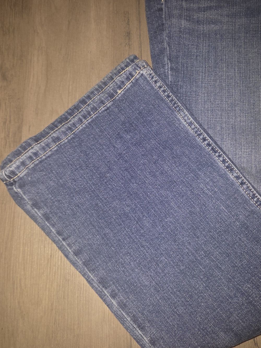 Levis Superlow 518 Bootcut Low Rise Jeans Medium Wash Size 9 S/C Short - Picture 2 of 9